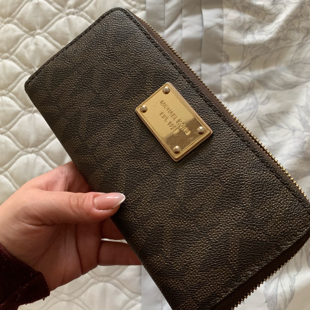 Michael Kors Jet Set zip wallet